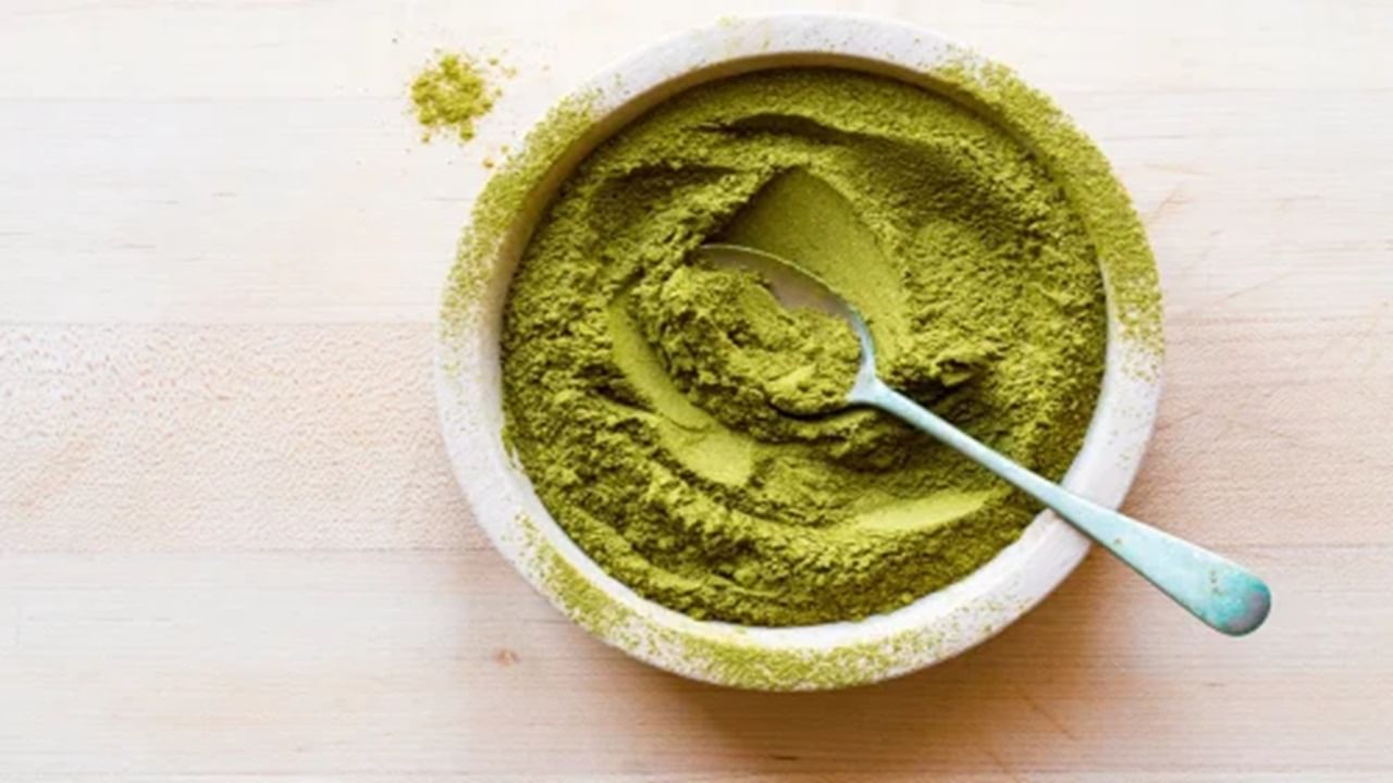 এই পাতার হেয়ার মাস্ক ব্যবহার করুন। এর জন্য পাতাগুলিকে পিষে নিন এবং নারকেল তেলের সঙ্গে মেশান। তারপরে তা প্রায় 30 মিনিট রেখে ধুয়ে ফেলুন। 