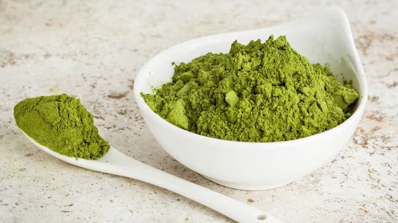 এই পাতায় প্রয়োজনীয় ফ্যাটি অ্যাসিডও রয়েছে, যা চুলের বৃদ্ধির জন্য প্রয়োজনীয়। এই পাতায় অ্যান্টিঅক্সিডেন্ট, ওমেগা -৩, ফ্যাটি অ্যাসিড, ফোলেট এবং ফাইবার রয়েছে। 