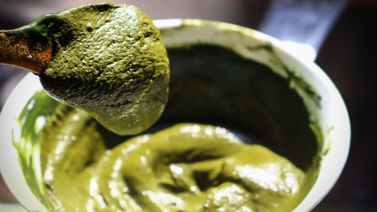 এই পাতায় কমলার চেয়ে ৭ গুণ বেশি ভিটামিন সি এবং দুধের চেয়ে ৪ গুণ বেশি ক্যালসিয়াম রয়েছে। ক্যারোটিনের পরিমাণ গাজরের চেয়ে 4 গুণ বেশি। 