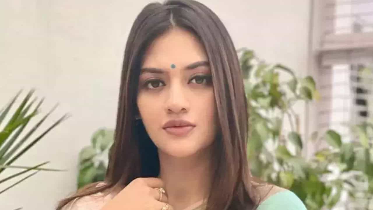 পাননি টিকিট, রাত বাড়তেই এল নুসরতের বার্তা, 'আবারও শক্তি...' পাননি টিকিট, রাত বাড়তেই এল নুসরতের বার্তা, 'আবারও শক্তি...'