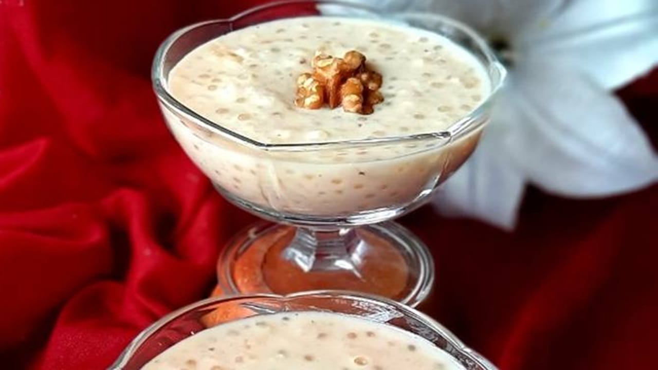 শিবলিঙ্গে জল ঢালার পরেও অনেকে এই দিনটায় আর ভাত-রুটি খান না। সেক্ষেত্রে রাতে বিভিন্ন রকম সব ফল আর মিষ্টি দিয়ে মেখে ফেলেন সাবু দানা। কিন্তু প্রতিবার কী আর একই সাবু দানা মাখা খেতে ভাললাগে? 