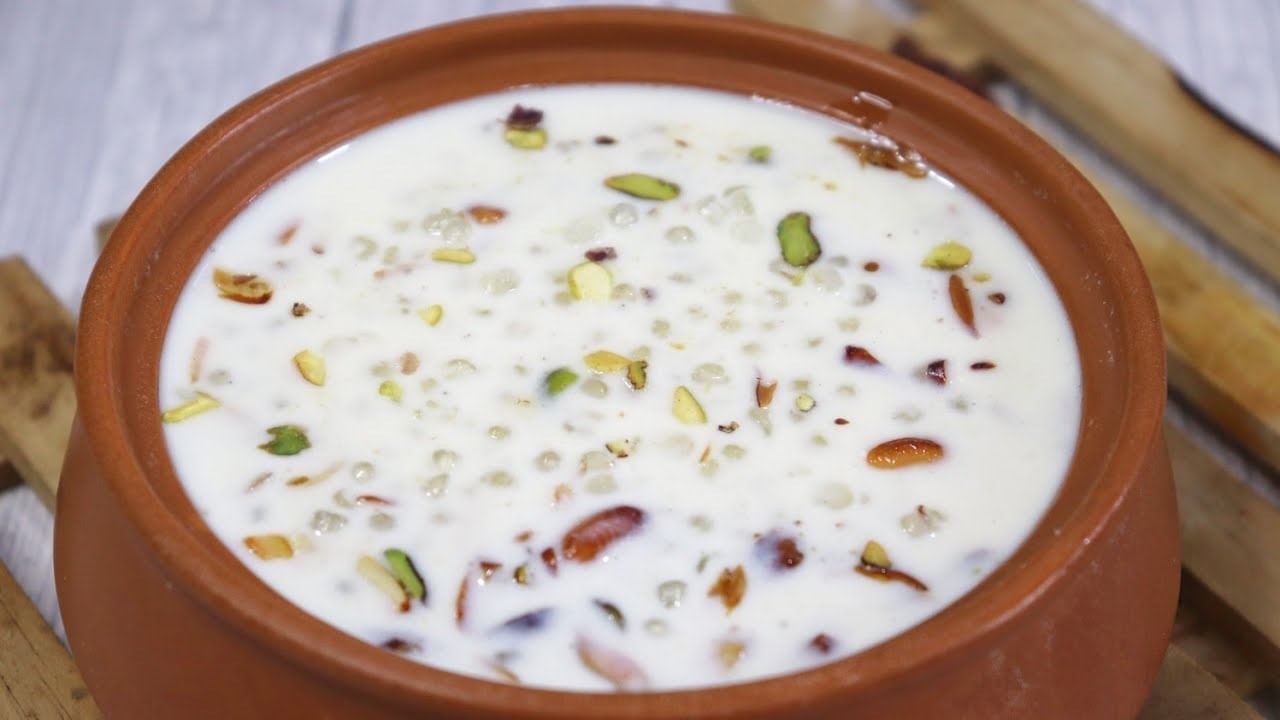 আর যতক্ষণ না বাতাসা পুরো মিশে যাচ্ছে, ততক্ষণ পর্যন্ত অপেক্ষা করুন। এবার তাতে এক চিমটে নুন, কাজু, কিশমিশ দিয়ে নামিয়ে নিন। একদম শেষে যখন ঠান্ডা হয়ে যাবে, তখন আমন্ড কুচি ছড়িয়ে দিন। 