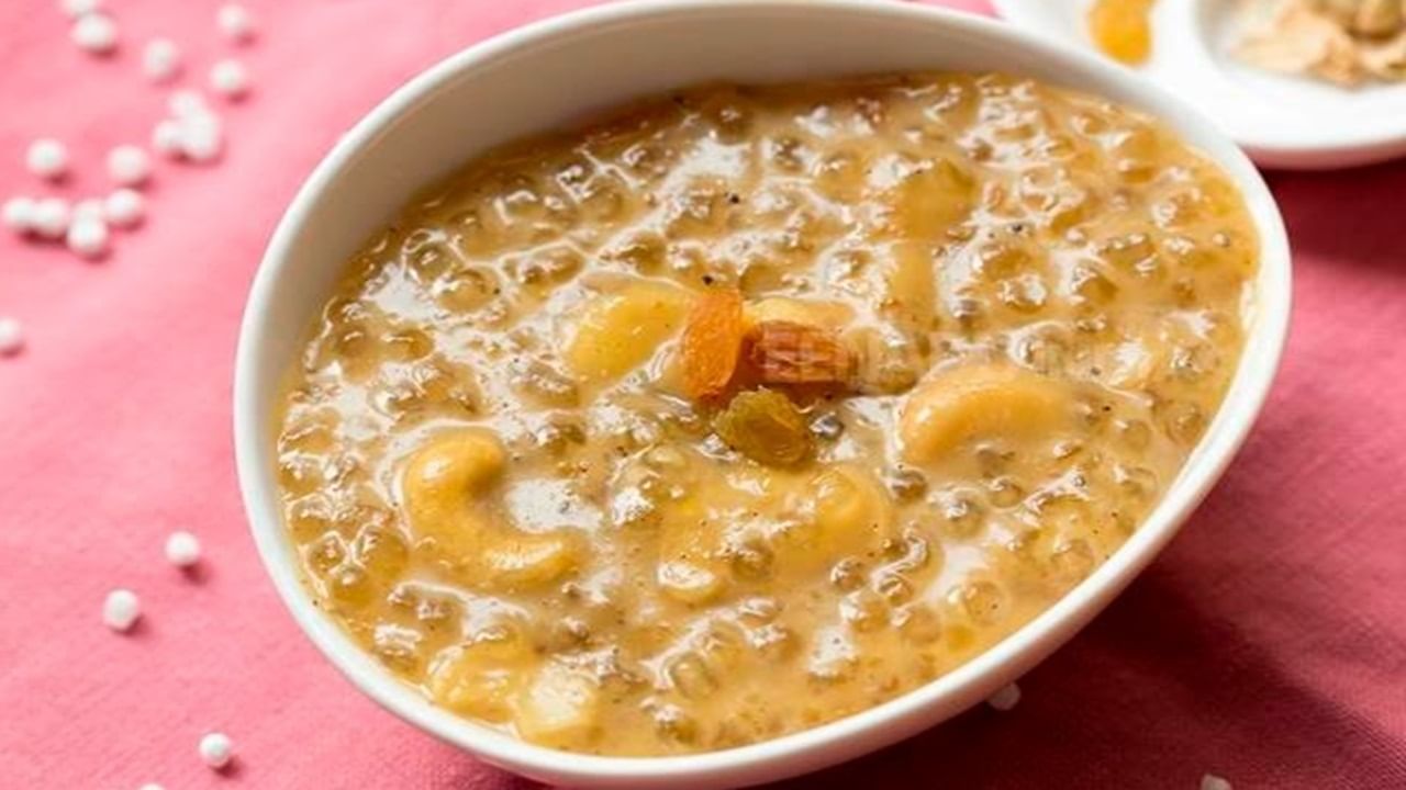 এবার তা আরও ৫ থেকে ৭ মিনিট ফুটিয়ে নিন। এরপর দুধ একটু ঘন হয়ে এলে তাতে দিয়ে দিন সাবুদানা। কিন্তু এবার আপনাকে একটু খাটতে হবে। যতক্ষণ না সবুদানা সেদ্ধ হচ্ছে ভাল করে নাড়ে যেতে হবে। একদম শেষে বাতাসা দিন। 