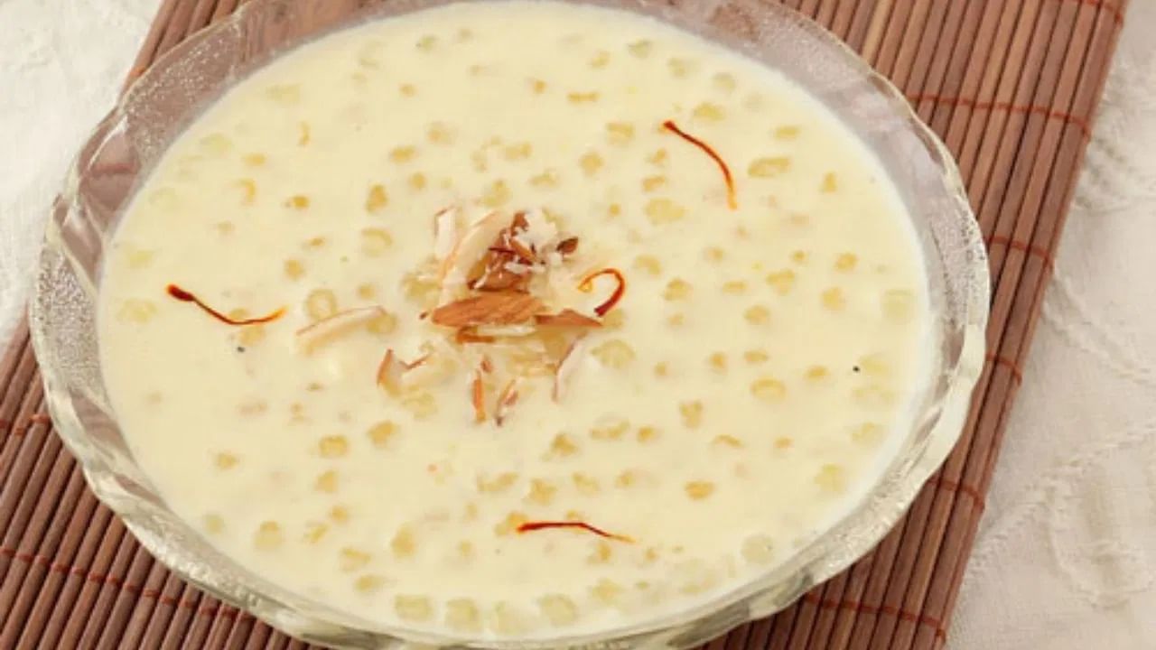 এবার যখন দুধ ভাল করে ফুটতে শুরু করবে, তখন সামান্য একটু দুধ হাতায় করে তুলে অন্য একটি বাটিতে রাখুন। তাতে কেশর মিশিয়ে নিন। এবার সেই দুধ কেশরের মিশ্রণ আবারও ঢেলে দিন দুধে। 