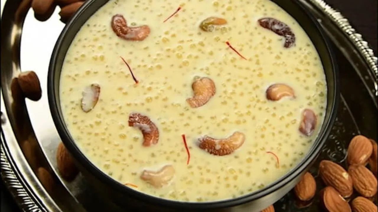 কারণ রান্নার সময়ই সেদ্ধ হয়ে যাবে। এবার একটি কড়াইতে ঘি গরম করে কাজু এবং কিশমিশ ভেজে তুলে অন্য একটি পাত্রে রাখুন। এবার ওই কড়াইতেই দুধ দিয়ে দিন। আর তা মাঝারি আঁচে ভাল করে ফুটিয়ে নিন।