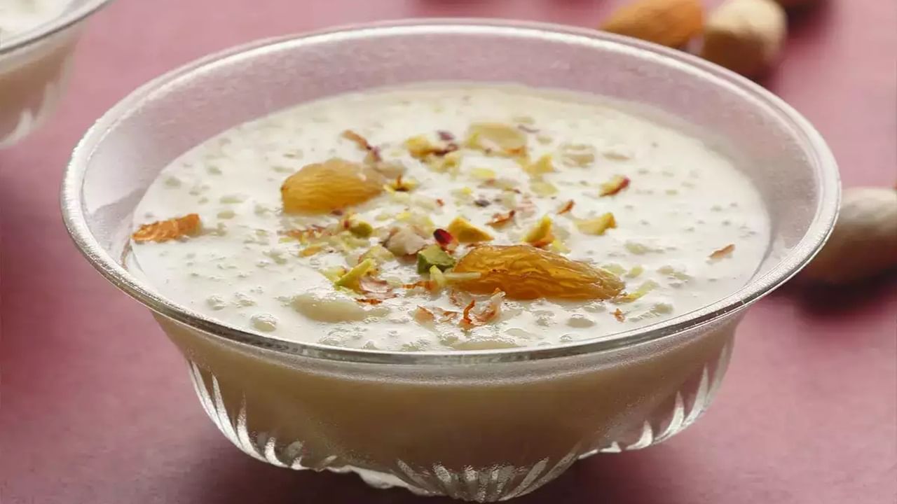 দেখে নিন কীভাবে বানাবেন এই সাবু দানার পায়েস? মোটা দানার সাবু ভাল করে ধুয়ে জলে দু'ঘণ্টা ভিজিয়ে রাখুন। আপনি যদি ছোট দানার সাবু ব্যবহার করেন, তাহলে খুব বেশি ভিজানোর প্রয়োজন নেই। 