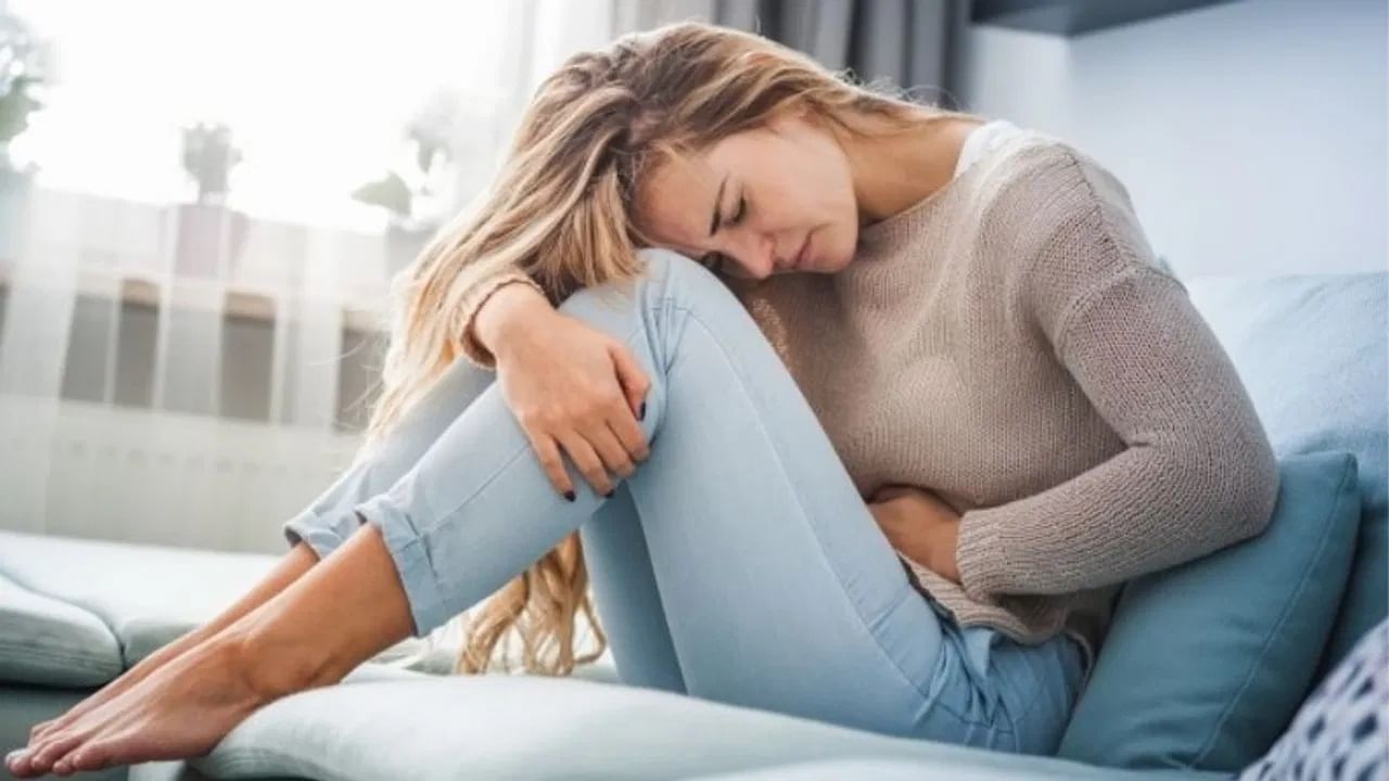 মহিলাদের জরায়ুতে একটি স্তর থাকে। যাকে এন্ডোমেট্রিয়াম বলে। যখন এর টিস্যু জরায়ুর বাইরে ফ্যালোপিয়ান টিউবের সঙ্গে যুক্ত হতে শুরু করে, তখন এই অবস্থাকে বলা হয় এন্ডোমেট্রিওসিস।