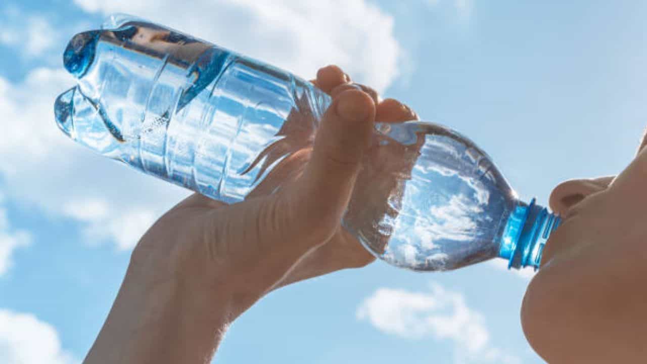 Plastic Bottle: রোজ প্লাস্টিকের বোতলেই জল খান? সাবধান, ক্যানসারের ঝুঁকি বাড়ছে