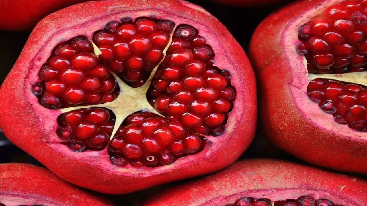 বিভিন্ন রোগ নিরাময়ে বেদানার জুড়ি মেলা ভার। এমনটাই কিন্তু বলছেন স্বাস্থ্য বিশেষজ্ঞরা। বেদানা স্মৃতিশক্তি বাড়াতে সাহায্য করে। তাছাড়া স্বাস্থ্যের সার্বিক উন্নতিও ঘটায়। 