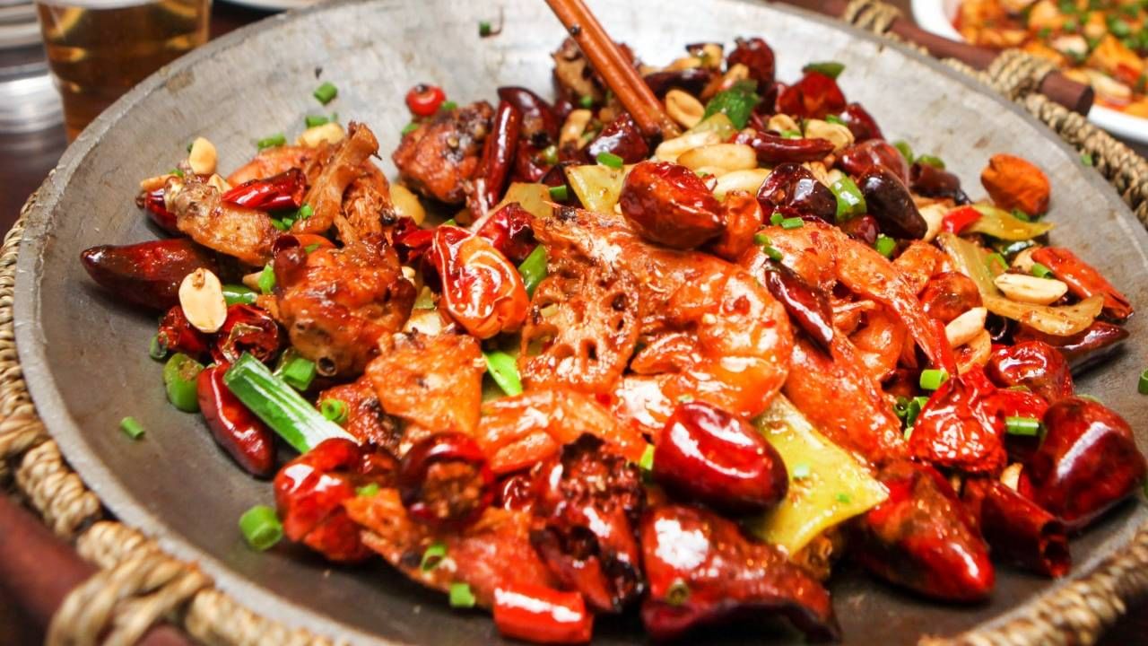 এই সময় চর্বিজাতীয় এবং অতিরিক্ত তেল-মশলাযুক্ত ঝাল খাবার একেবারেই খাওয়া চলবে না। এতে শরীরে প্রদাহ বাড়তে পারে। এমনকী বাদ দিতে হবে আখরোট, কিশমিশের মতো খাবারও।