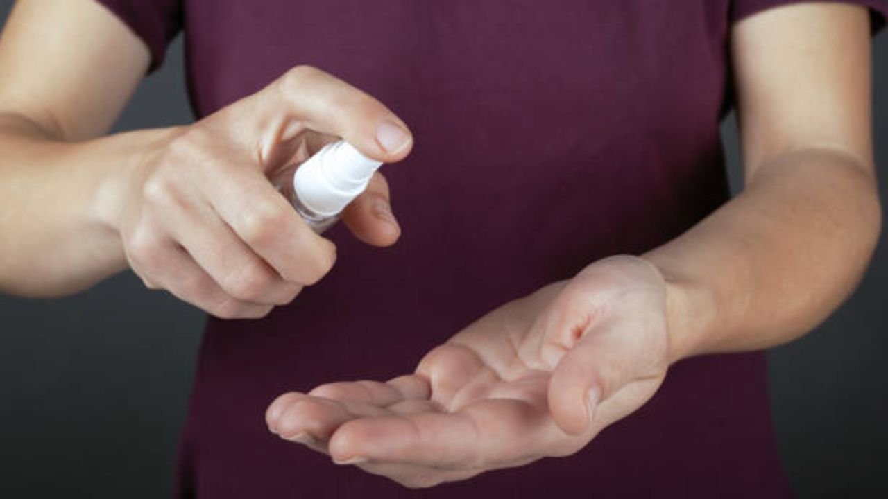 পুরুষাঙ্গ বা পেনিসে কোনও রকম অস্বস্তি বা সংবেদনশীলতা অনুভব করলে লিডোকেইন ক্রিম বা স্প্রে ব্যবহার করুন। সেক্স করার ১৫ মিনিট আগে এই প্রসাধনী ব্যবহার করুন। এতে বিছানায় দীর্ঘক্ষণ টিকে থাকতে পারবেন এবং সঙ্গীকে খুশকি করতে পারবেন।