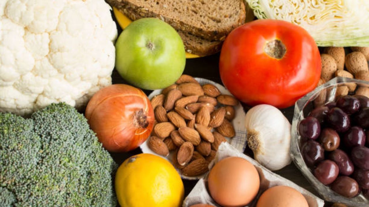 ডায়েটে প্রচুর তাজা শাকসবজি রাখুন। বিশেষত যেসব খাবার জিঙ্ক ও ম্যাগনেশিয়ামে ভরপুর। শাকসবজি, ফল ও বাদাম যৌন স্বাস্থ্যকে ভাল রাখতে সাহায্য করে। এই দুই ভিটামিন পুরুষের দেহে টেস্টোস্টেরনের মাত্রা বৃদ্ধি করে, যা ইজাকুলেশনের জন্য অপরিহার্য।