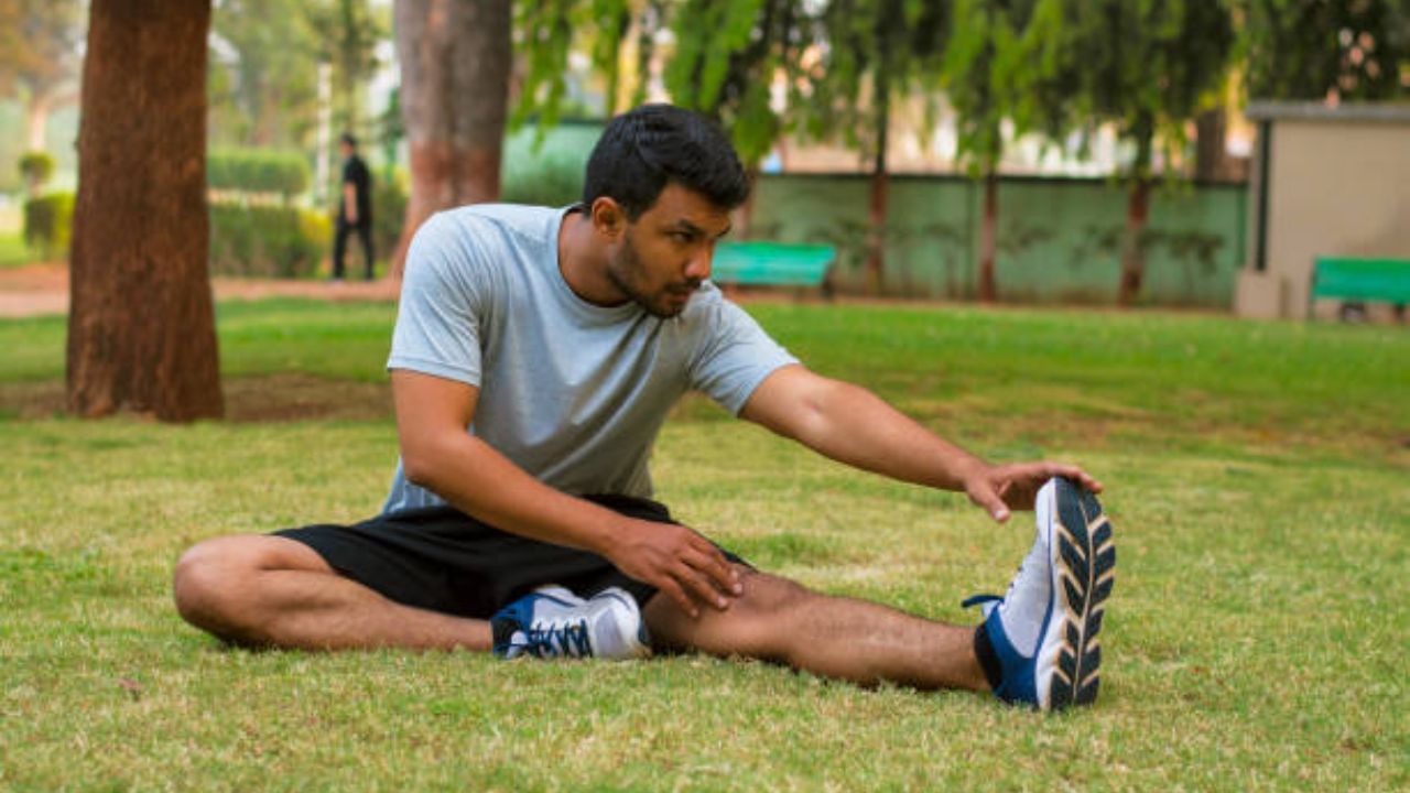 সুস্থ যৌনজীবনের চাবিকাঠি লুকিয়ে রয়েছে শরীরচর্চার মধ্যে। নিয়মিত যোগব্যায়াম করলে প্রিম্যাচিওর ইজাকুলেশনের সমস্যা এড়াতে পারবেন। পাশাপাশি যৌন মিলনের ইচ্ছাও বাড়বে। 