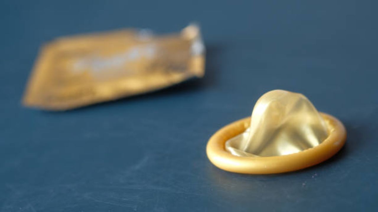 বাজারে এমন অনেক ধরনের কন্ডোম পাওয়া যায়, যা ইজাকুলেশনের সময়কে বাড়িয়ে দেয়। এই ধরনের কন্ডোমের মধ্যে বেনজোকেন নামের একটি উপাদান থাকে, যা ইজাকুলেশনের সময়কে বাড়িয়ে দেয়। 