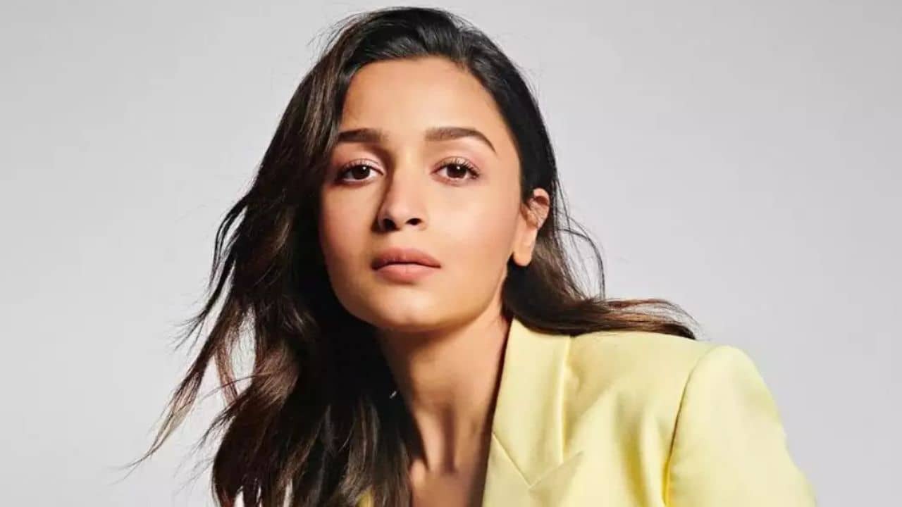 ৩০ পার হতেই মুখ জুড়ে ছুরি-কাঁচি চালালেন আলিয়া! রইল ছবি