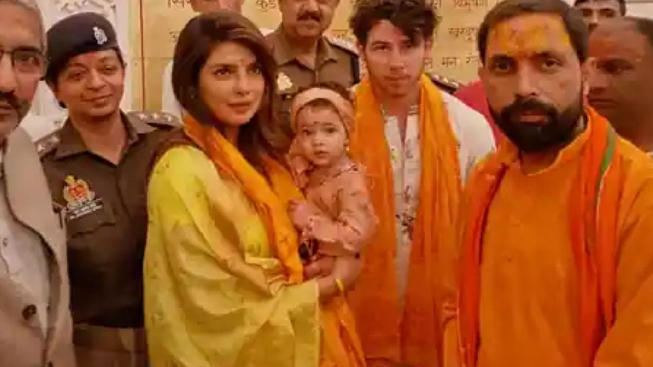 কেবল প্রিয়ঙ্কা নন, নিক জোন্স ও মালতি মারি জোন্সের পোশাকও ছিল নজরকাড়া। এমব্রয়ডারি কাজ করা কুর্তা-পায়জামা পড়েছিলেন নিক। বলা যায়, তিনজনেই সেজেছিলেন ঐতিহ্যবাহী পোশাকে