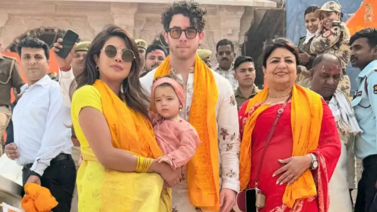 স্লিভলেস ব্লাউজ ও সোনালি পাড়ের হলুদ সিল্ক শাড়ির সঙ্গে সোনালি হার-কানের, সোনালি বালা এবং কপালে ছোট্ট টিপে মোহময়ী হয়ে ওঠেন প্রিয়ঙ্কা। তার সঙ্গে কালো সানগ্লাসে স্টাইলিশ লুকসে ধরা দেন প্রাক্তন মিস ওয়ার্ল্ড  