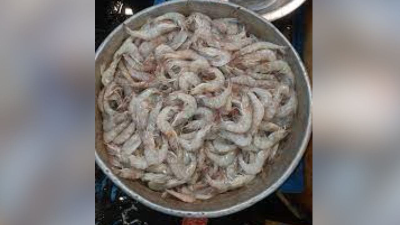 প্রথমে চিংড়ি খোসা ছাড়িয়ে ভাল করে ধুয়ে নিন। তারপর জল ঝরিয়ে চিংড়িগুলো ভাল করে বেটে নিন। এবার একটি বড় পাত্রে চিংড়ির সঙ্গে আলু সেদ্ধ, ধনেপাতা কুচি, রসুন বাটা, লঙ্কা গুঁড়ো, হলুদ গুঁড়ো, লেবুর রস, কাঁচা লঙ্কা বাটা ও পরিমাণমতো নুন ভাল করে মিশিয়ে নিন