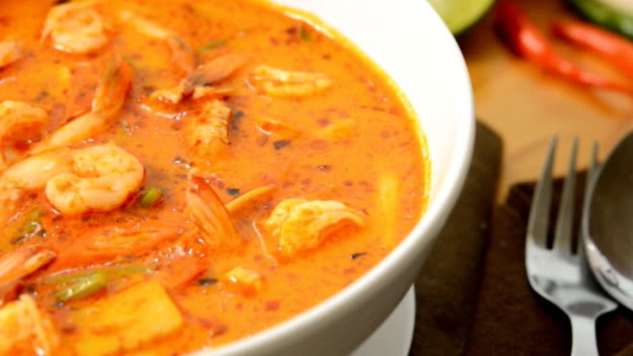 মশলা থেকে তেল ছেড়ে দিলে অন্তত ১ কাপ নারকেলের দুধ ঢালুন এবং নাড়াচাড়া করুন। মশলার সঙ্গে নারকেলের দুধ যেন ভাল করে মিশে যায়। এটাই গ্রেভি হবে