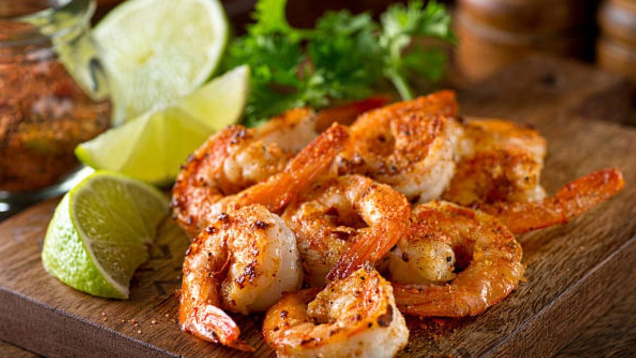 এবার একটি কড়াইয়ে তেল গরম করে পেঁয়াজ কুচি, রসুনের কোয়া, আদা কুচি, কাজু ও টমেটো ভাল করে ভেজে নিন। তারপর এগুলি  ঠান্ডা করে বেটে নিন