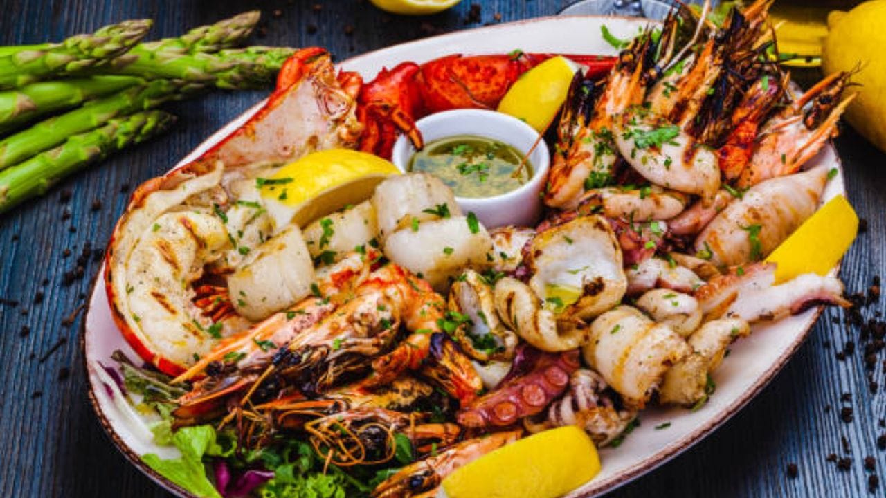 চিংড়ির মুইঠ্যা বানাতে চিংড়ি ছাড়া লাগবে, আলু সেদ্ধ, ধনেপাতা কুচি, পেঁয়াজ-আদা কুচি, রসুনের কোয়া ও রসুন বাটা, কাঁচালঙ্কা বাটা, লঙ্কা গুঁড়ো, হলুদ গুঁড়ো,, ধনে গুঁড়ো সর্ষের তেল, লেবুর রস, নুন, কাজু, টমেটো, গোটা গরমমশলা, তেজপাতা, নারকেলের দুধ ও অল্প চিনি