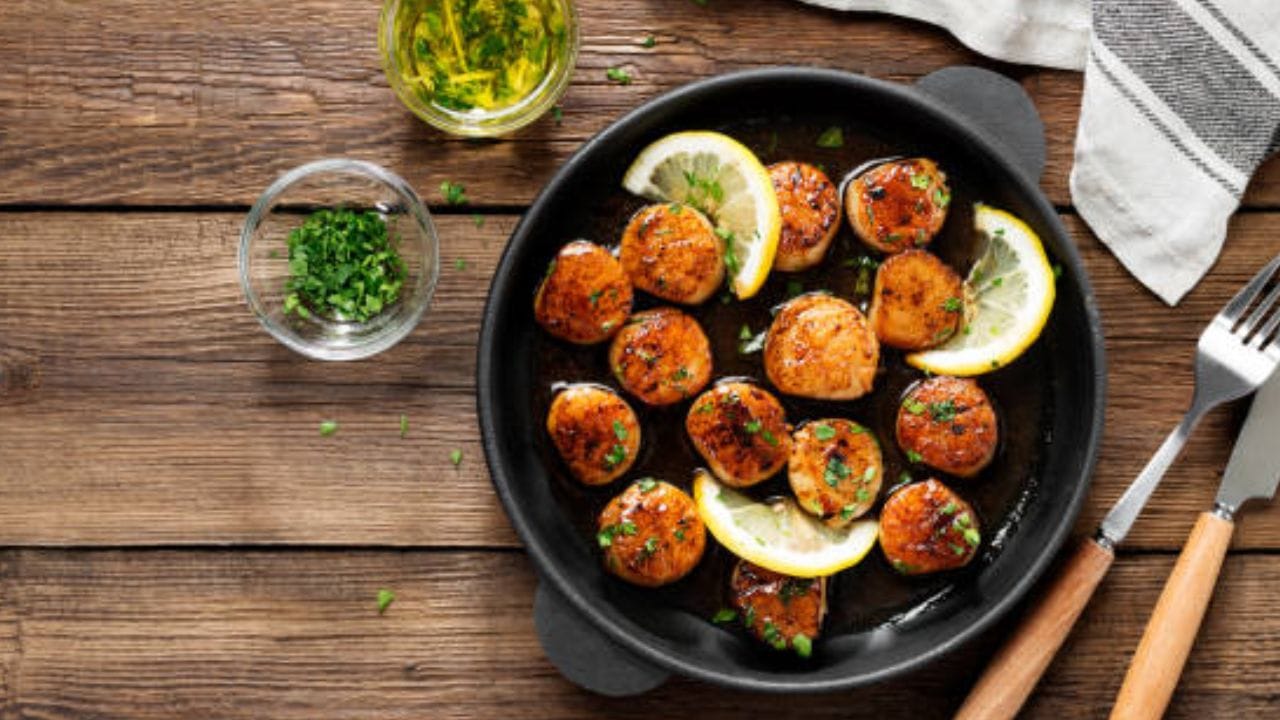  আবার কড়াইয়ে তেল গরম করে তেজপাতা ও গোটা গরম মশলা ফোড়ন দিন। তার মধ্যে বাটা সমস্ত মশলা দিয়ে নাড়াচাড়া করুন। একটু ভাজা হলে তার মধ্যে সব গুঁড়ো মশলা দিয়ে ভাল করে কষিয়ে নিন