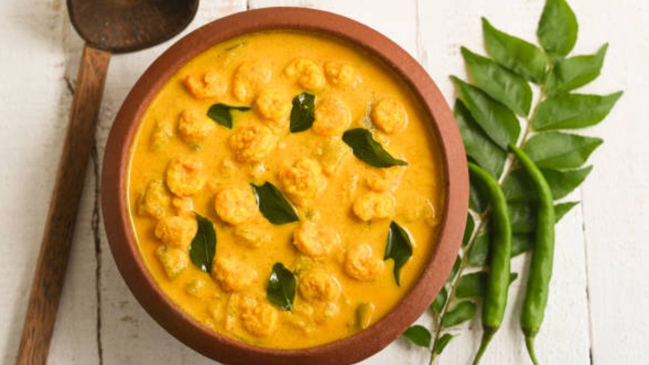 বেটে রাখা চিংড়ি মাছের মিশ্রণ বড়ার মতো গোল করে ওই মশলা-নারকেলের দুধের গ্রেভির মধ্যে ছাড়ুন। প্রয়োজনে সামান্য জল দিতে পারেন। তারপর ঢাকা দিয়ে ৫-৭ মিনিট ফোটান