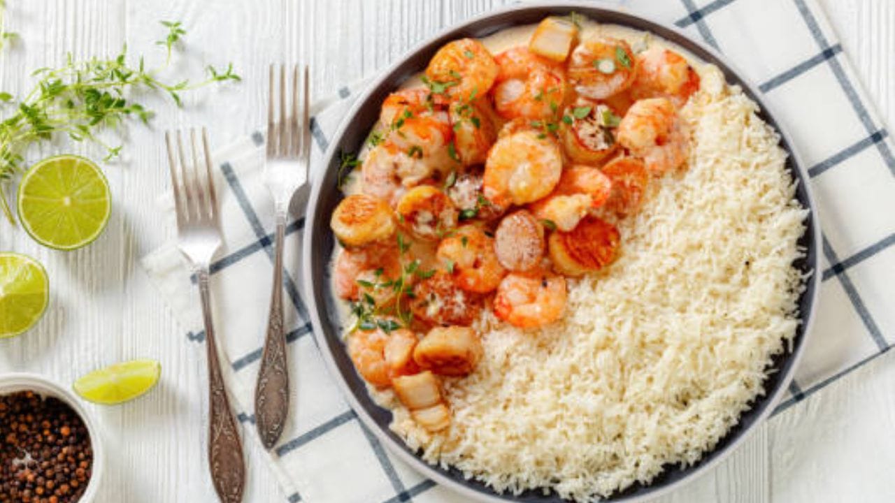 নারকেল দুধের গ্রেভির সঙ্গে চিংড়ির বড়া ভাল করে ফুটে গেলে উপর থেকে ধনেপাতা কুচি ছড়িয়ে দিন। ব্যস, তৈরি চিংড়ি মাছের মুইঠ্যা। এবার গরম ভাতের সঙ্গে পরিবেশন করুন সুস্বাদু এই পদ