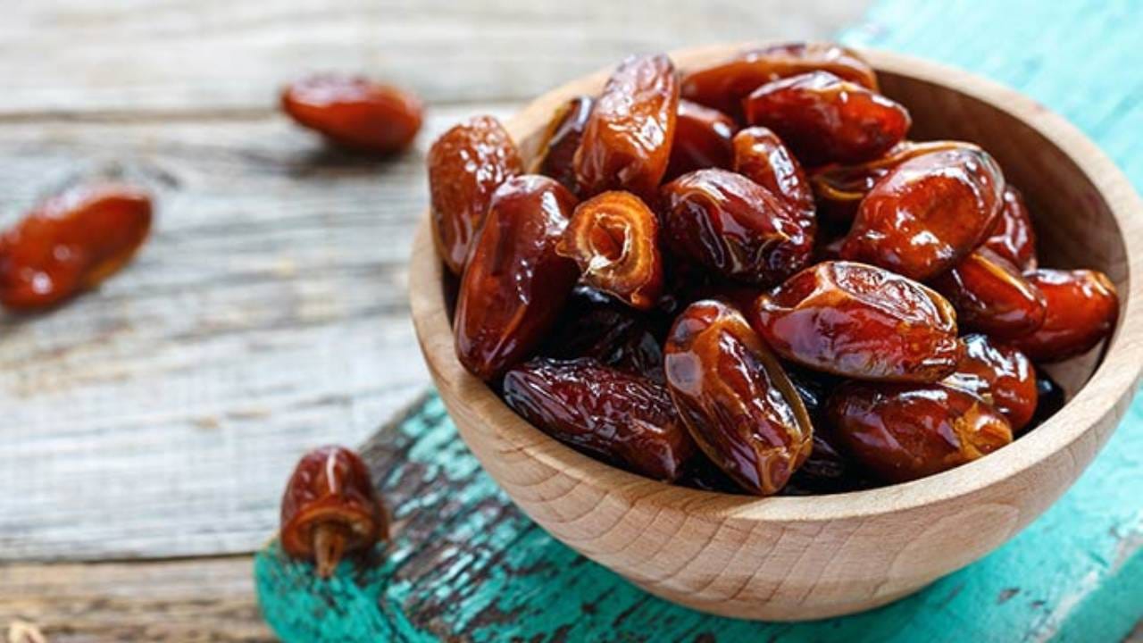 সূর্যাস্তের পর রোজা ভাঙার কিছু নিয়ম রয়েছে। অনেকেরই রোজা ভাঙার পর পছন্দের খাবার খেজুর। খেজুর খেয়ে রোজা ভঙ্গ করেন অনেকে।