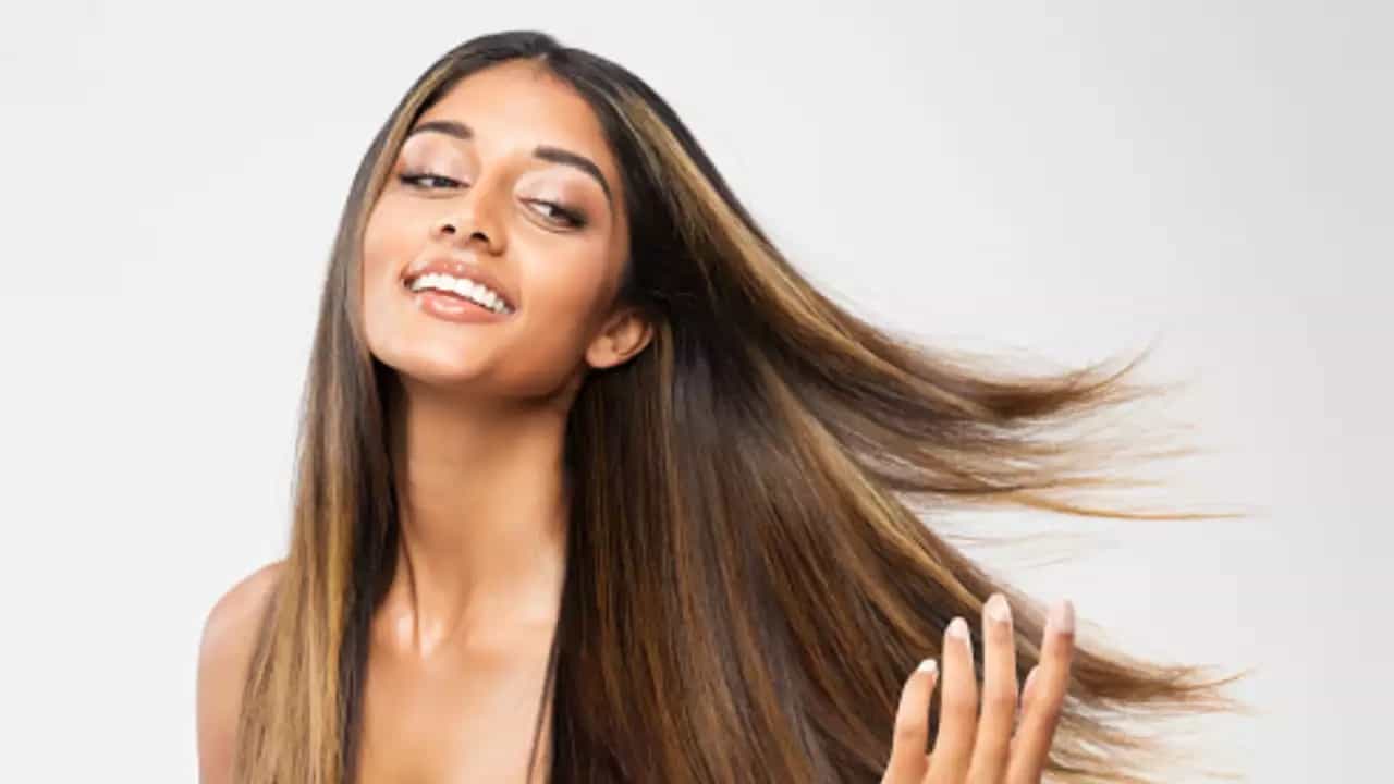 গোলাপ জল শুধু ত্বকের যত্নেই নয় চুলের সৌন্দর্য বাড়াতেও ব্যবহার করা যেতে পারে। প্রতিদিন চুলে গোলাপ জল ব্য়বহার করে দেখুন। তারপর পার্থক্য় আপনি নিজেই লক্ষ্য করতে পারবেন।