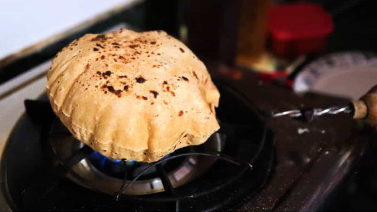 রুটি বানানোর সময় চাটু ব্যবহার করেন না? বাড়ছে ক্যানসারের ঝুঁকি রুটি বানানোর সময় চাটু ব্যবহার করেন না? বাড়ছে ক্যানসারের ঝুঁকি
