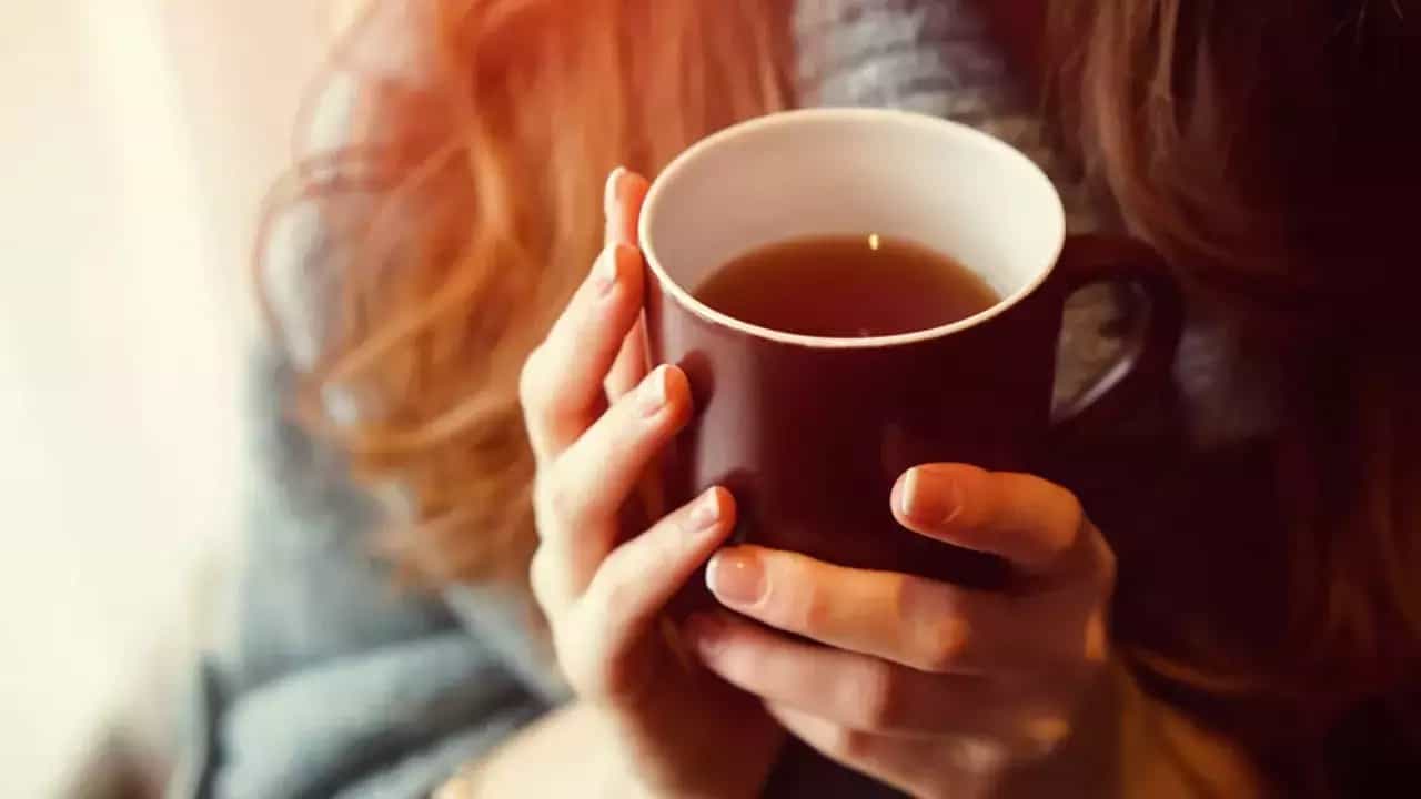 রোজ সকালে চায়ের কাপে চুমুক না দিলে ঘুম ভাঙে না? সারাদিনে কম করে ৪-৫বার চা খেয়ে ফেলেন? কিন্তু তাতে কি আদৌ কোনও লাভ পাচ্ছেন? অভ্যাস ছাড়তে বলা হচ্ছে না।