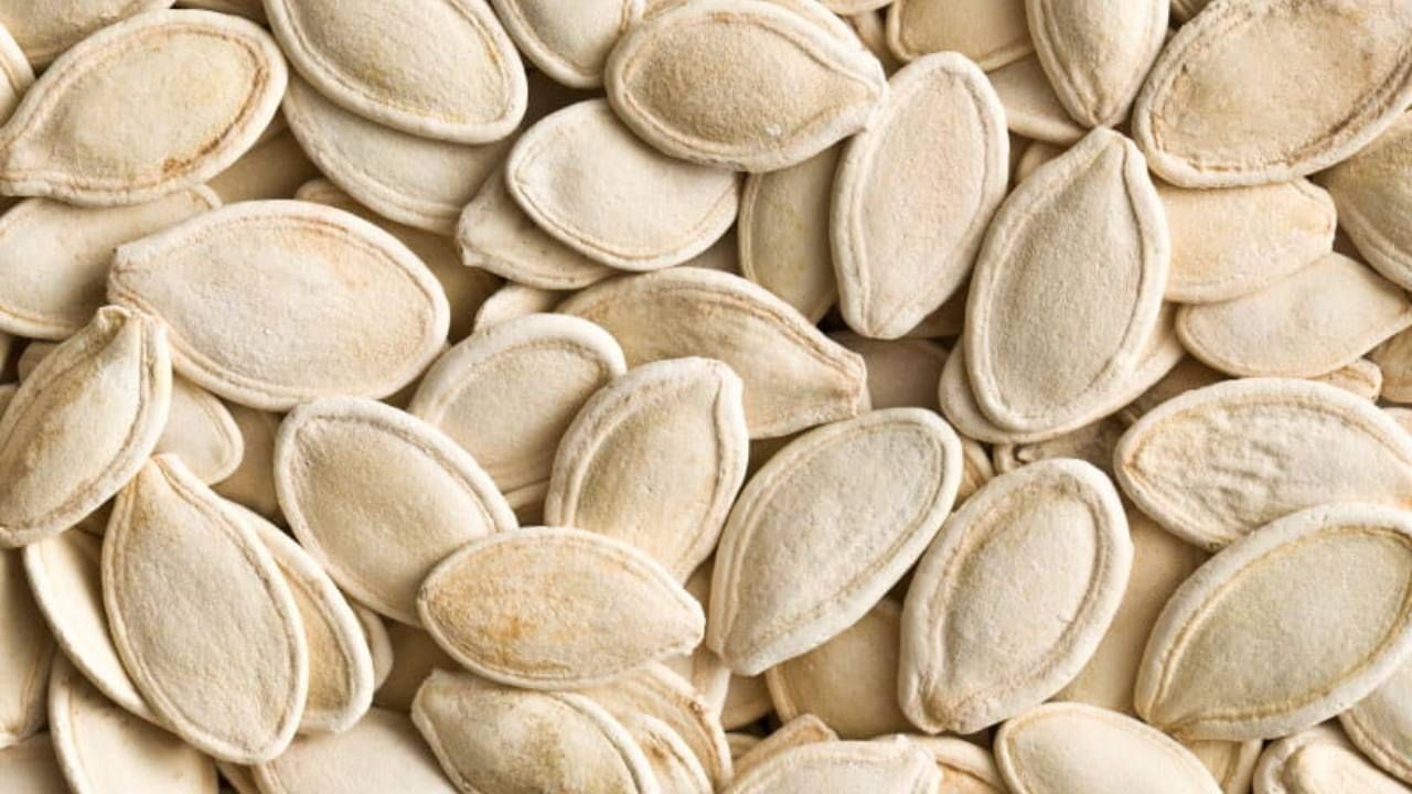 মস্তিষ্কের পাশাপাশি হৃদযন্ত্রেরও স্বাস্থ্যও ভালো রাখতে সাহায্য করে কুমড়োর বীজ। সেই সঙ্গে রক্তে শর্করার মাত্রাও নিয়ন্ত্রণে রাখে। 