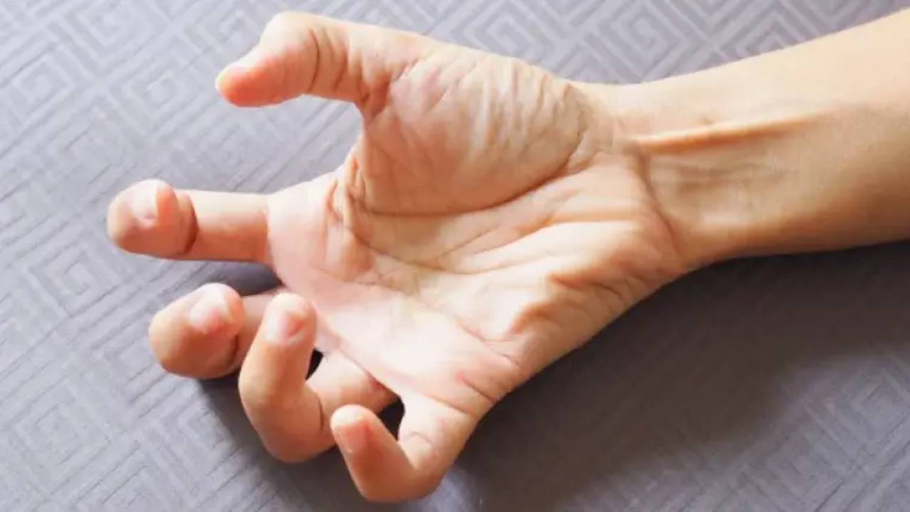 Seizure Attack: হঠাৎ খিঁচুনি উঠেছে? সঙ্গে সঙ্গে এই কাজ না করলে বিপদ ঘটে যেতে পারে