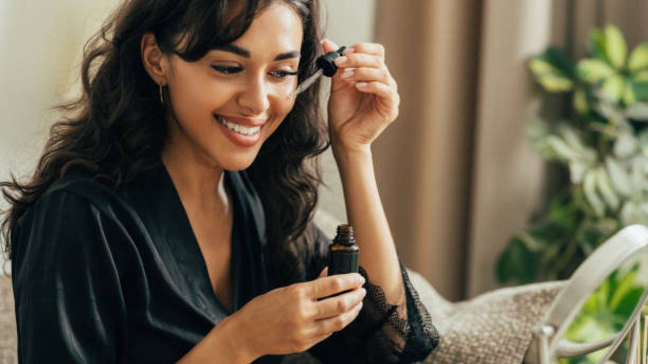 Face Serum: রূপচর্চায় অ্যালোভেরা, হলুদ নিত্যদিনের সঙ্গী? এবার এসব উপাদান দিয়েই বানান সিরাম, বার্ধক্য ধারে কাছে ঘেঁষবে না