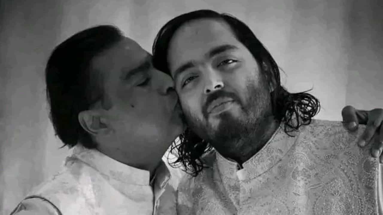 ভারতের সবচেয়ে ধনী ব্যক্তির ছোট ছেলে তিনি। মুকেশ অম্বানীর ছেলে অনন্ত অম্বানী। কিন্তু ধনী পিতার পুত্র হয়েও রাস্তায় বেলুন বিক্রি করতে গিয়েছিলেন তিনি। জানেন সেই কাহিনি?