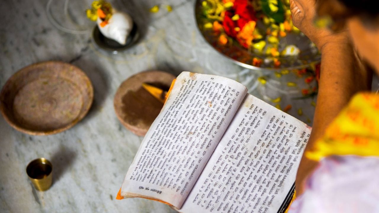 জন্ম ও মৃত্যু কখনও বলে কয়ে আসে না। হিন্দুধর্ম মতে, জন্ম ও মৃত্যু, সবই ভাগ্যের উপর নির্ভর করে। তাই জন্ম ও মৃত্যুর সঙ্গে জড়িয়ে রয়েছে বেশ কিছু প্রথা। জন্মের পর যেমন পরিবারে উত্‍সবের আমেজ তৈরি হয়, তেমনি মৃত্যুর ঘটনায় গোটা পরিবারে চলে শোকের আবহ।