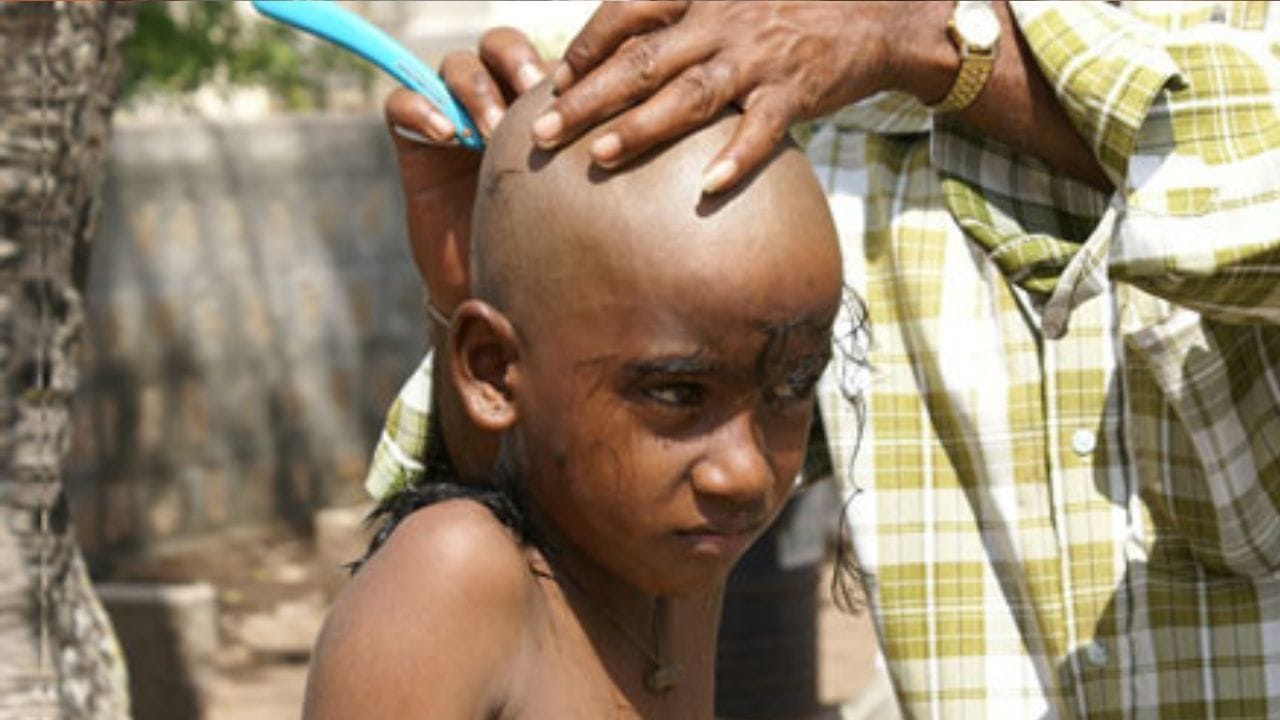 জন্ম ও মৃত্যু জীবনের একটি অঙ্গ। পরিবারের সদস্যরা শোকপালনের মধ্য দিয়ে যান। ফলে হিন্দু রীতি মেনে পরিবারের সদস্যরা মৃতের আত্মীর শান্তি কামনা করে শ্রাদ্ধানুষ্ঠান করে থাকেন। সেই রীতির মধ্যে অন্যতম প্রথা হল, মাথা ন্যাড়া হওয়া। হিন্দু ধর্মে, পিতামাতা বা কাছের কারও মৃত্যুর পরে মাথা ন্যাড়া করা হয়। গরুড় পুরাণ কী বলছে?