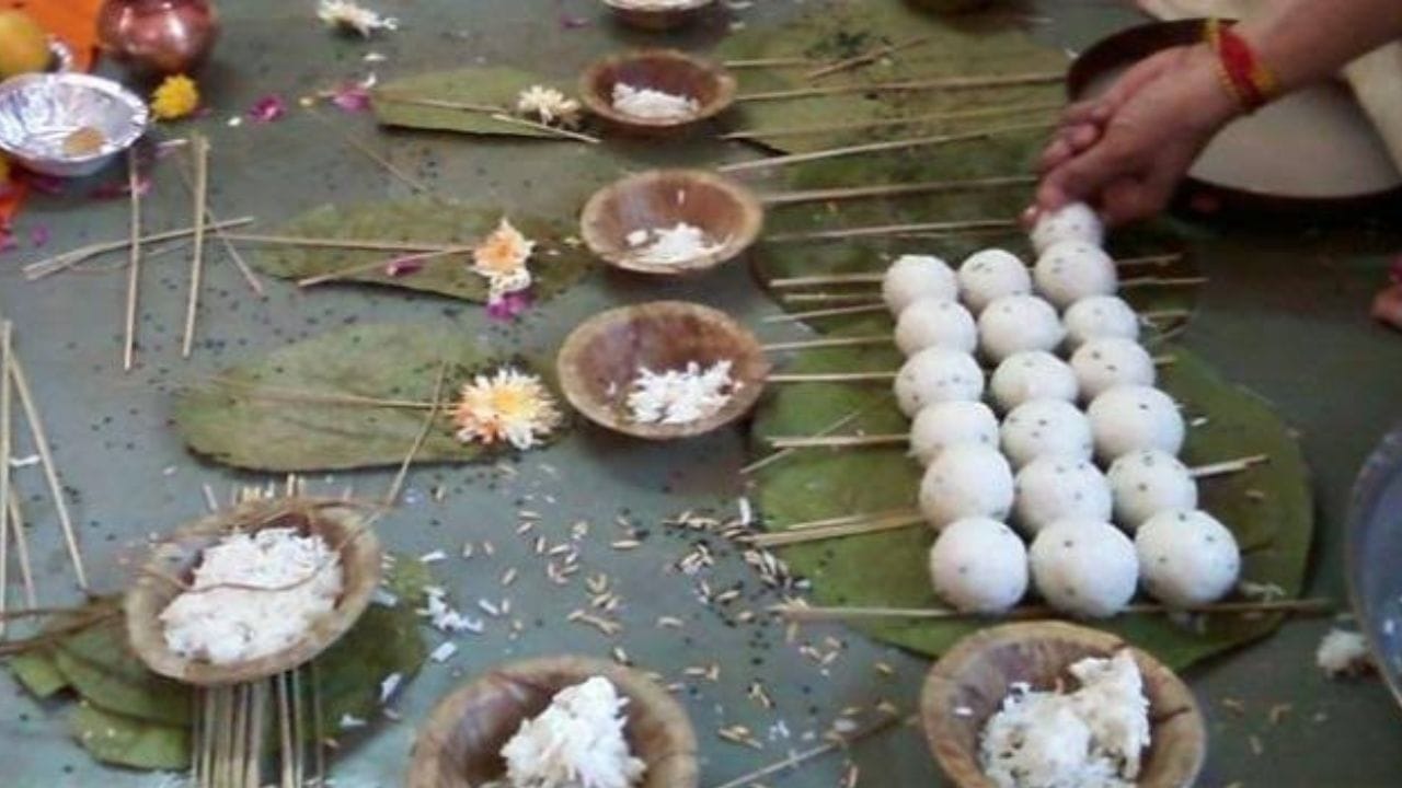 গরুড় পুরাণ অনুসারে, সন্তান জন্মের পর যেভাবে গৃহে সূতক স্থাপন করা হয়, ঠিক সেভাবে যে বাড়িতে কোনও সদস্যের মৃত্যু হয় সেখানেও সূতক স্থাপন করা হয়। দাহের সব রীতি পালনের পর মৃতের পরিবারের সদস্যদের ৭, ১১ ও১৩ দিন অশৌচের নিয়ম মেনে চলতে হয়।