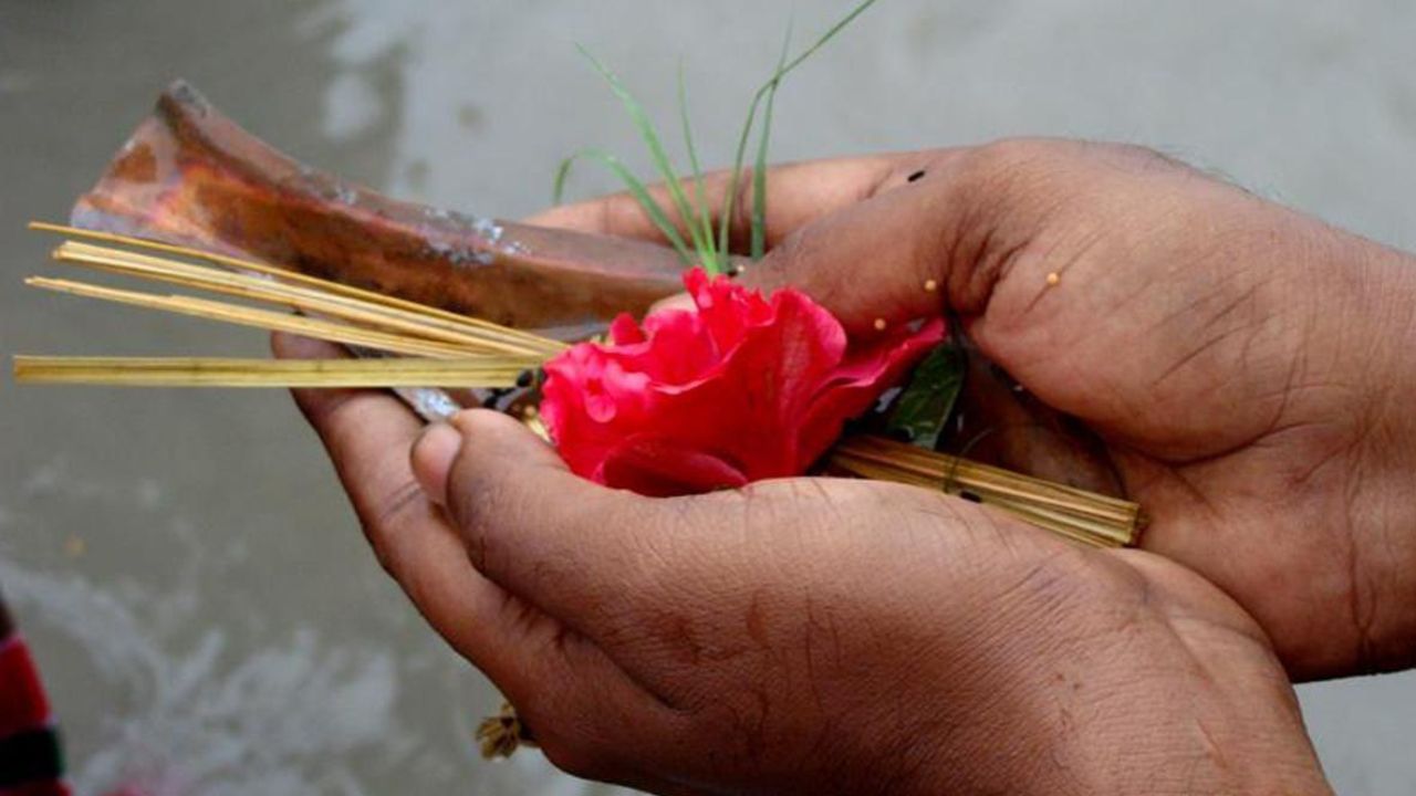 পুরাণ মতে এর অর্থ হল , মৃত ব্যক্তির অন্ত্যেষ্টিক্রিয়া ও ১৩দিন পর্যন্ত, সেই আত্মা তার পরিবারের সঙ্গে আবার যোগাযোগ করার চেষ্টা করে। এই কারণে, জীবনের সঙ্গে আত্মার সমস্ত যোগাযোগ ছিন্ন করার জন্য কারও মৃত্যুর পরে মুণ্ডন করা হয়।