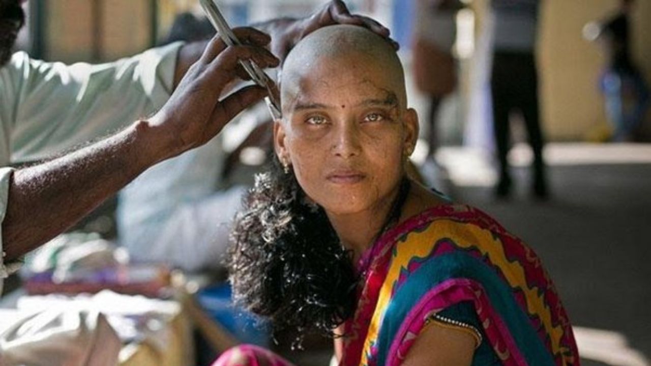 মাথা ন্যাড়া করে মৃতের প্রতি শ্রদ্ধা ও শোক প্রকাশ করা হয়। গরুড় পুরাণ অনুসারে, মাথা ন্যাড়া করলে অশৌচের কাজ সমাপ্ত হয়। মুণ্ডন হল আত্মার সঙ্গে যোগাযোগ ছিন্ন করার একটি মাধ্যম। বিশ্বাস করা হয়, চুলও নেতিবাচক শক্তিকে আকর্ষণ করে।