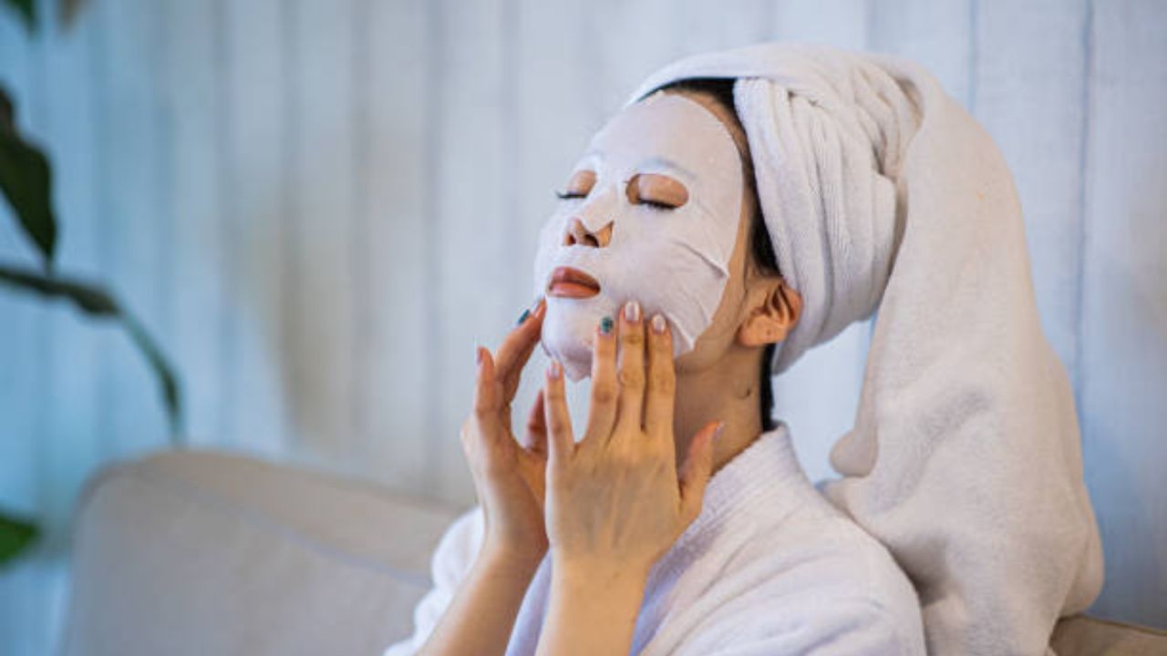 আপনি যদি এমন কোনও শিট মাস্কের সন্ধানে থাকেন, যা ত্বকের বার্ধক্যকে প্রতিরোধ করবে, তাহলে আলফা বা বিটা হাইড্রক্সি অ্যাসিড, রেটিনল, ভিটামিন সি বা অ্যান্টিঅক্সিডেন্ট যুক্ত শিট মাস্ক ব্যবহার করুন। এগুলো ত্বকের জন্য অপরিহার্য।