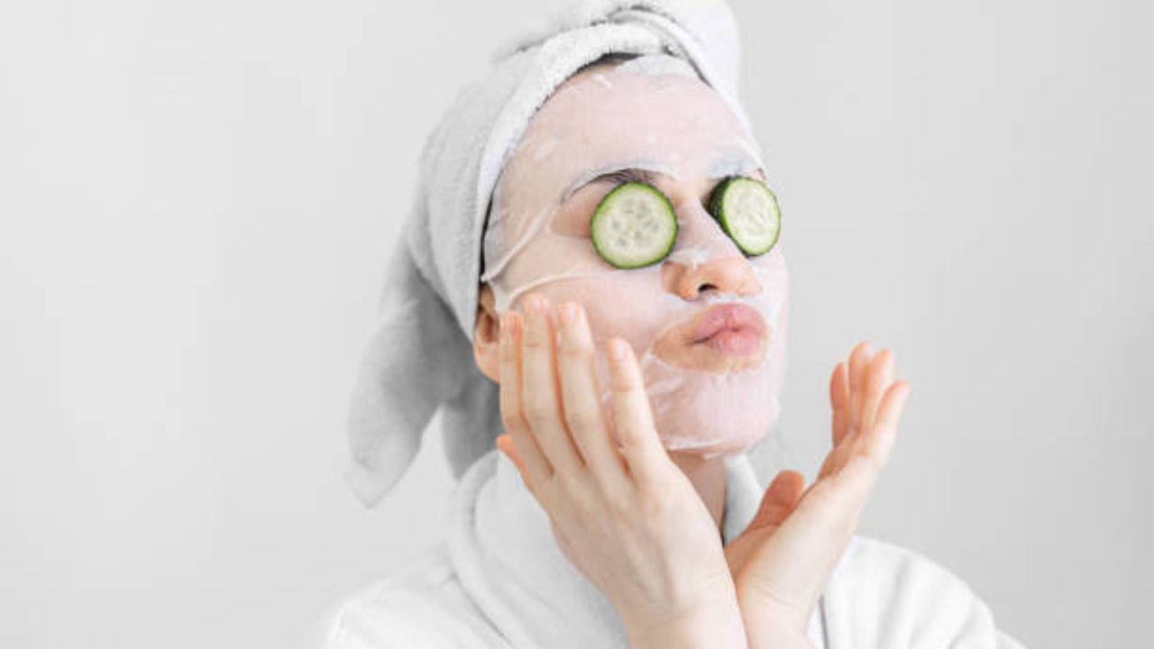 সংবেদনশীল ত্বক হলে বাড়তি সাবধানতা বজায় রাখা দরকার। যে সব শিট মাস্কে ক্যামোমাইল ও অ্যালোভেরা রয়েছে, সেগুলো ব্যবহার করুন। যে সব শিট মাস্কে 'অ্যান্টি-এজিং', 'অ্যাকনি', 'পিউরিফাইং' উল্লেখ রয়েছে, সেগুলো এড়িয়ে চলুন।