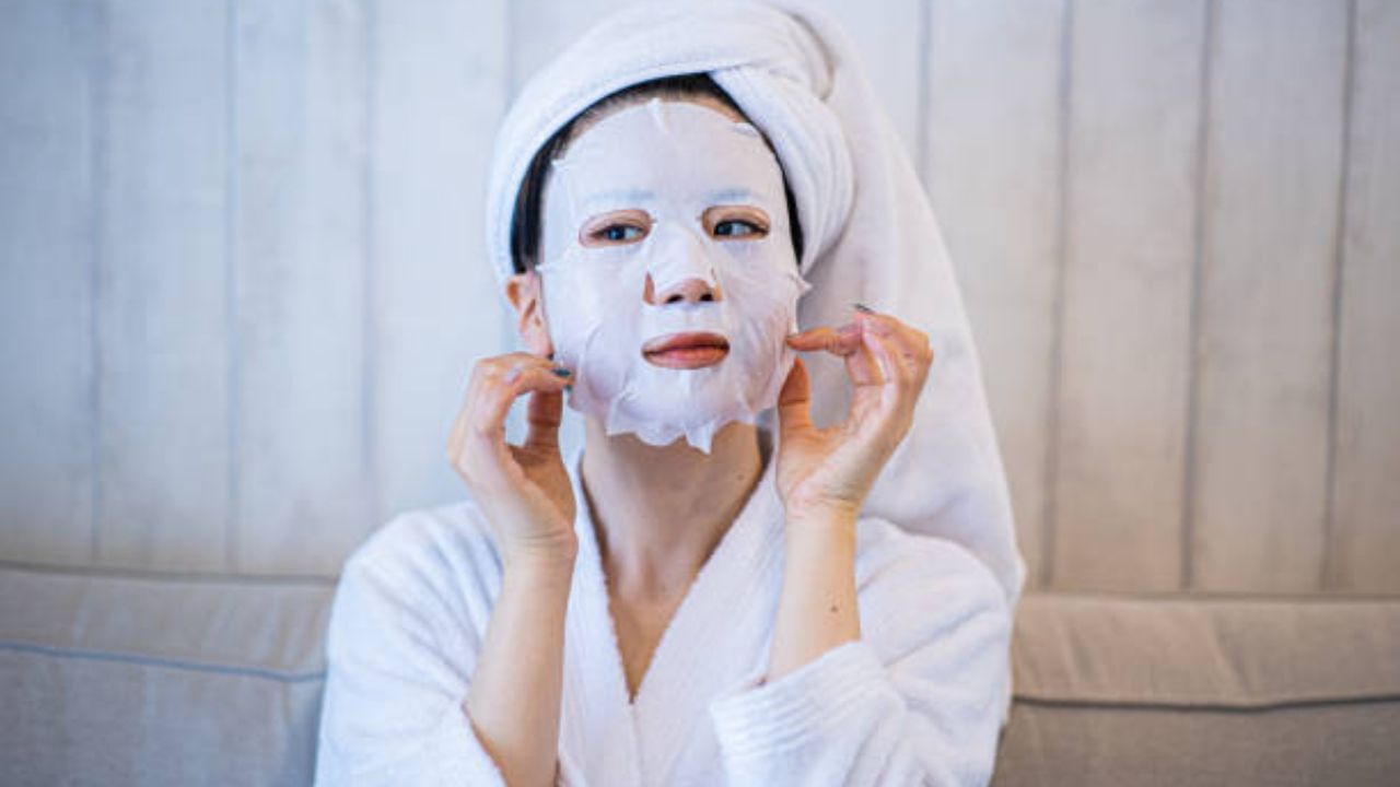 নরম্যাল ও শুষ্ক ত্বক হলে হাইড্রেটিং শিট মাস্ক ব্যবহার করতে পারেন। হাইলুরনিক অ্যাসিড বা আমন্ড অয়েল রয়েছে, এমন শিট মাস্ক ব্যভার করতে পারেন। এই ধরনের শিট মাস্ক শুষ্ক ও নরম্যাল ত্বকে আর্দ্রতা জোগায়।