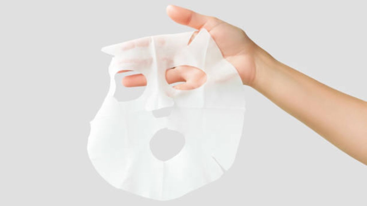 ত্বকে অতিরিক্ত আর্দ্রতা প্রদান করলেও সব ধরনের শিট মাস্ক আপনি ব্যবহার করতে পারেন না। শিট মাস্কও অন্যান্য প্রসাধনীর মতোই ত্বকের ধরন বুঝে ব্যবহার করা ভাল। অন্যথায়, ক্ষতি হবে আপনার ত্বকেরই।