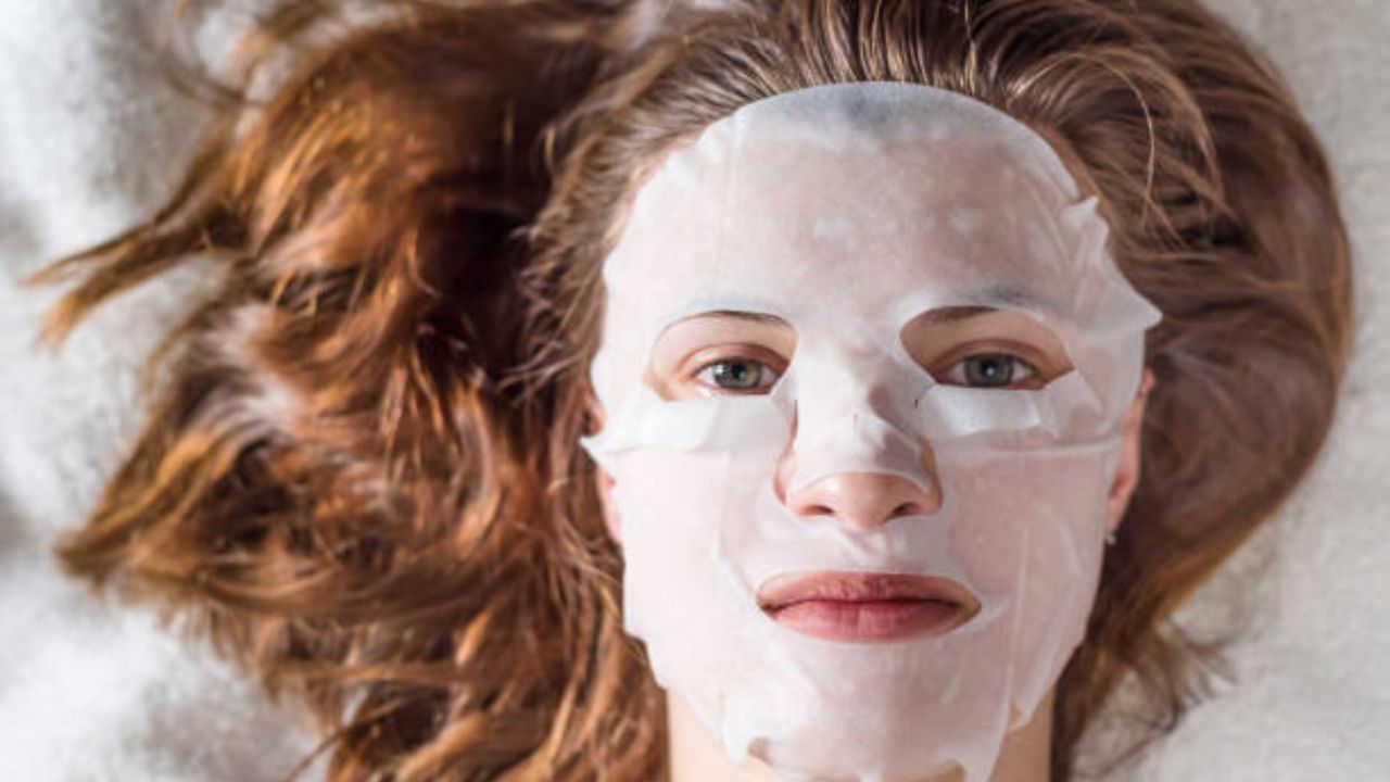 বাজারে বিভিন্ন ধরনের শিট মাস্ক পাওয়া যায়। কোনওটি শুষ্ক ত্বকের জন্য, আবার কোনও শিট মাস্ক কমায় ব্রণর সমস্যা। তবে, ৯০ শতাংশ শিট মাস্ক ত্বকে সতেজতা আনে, ত্বককে ময়েশ্চারাইজড ও হাইড্রেট রাখে।