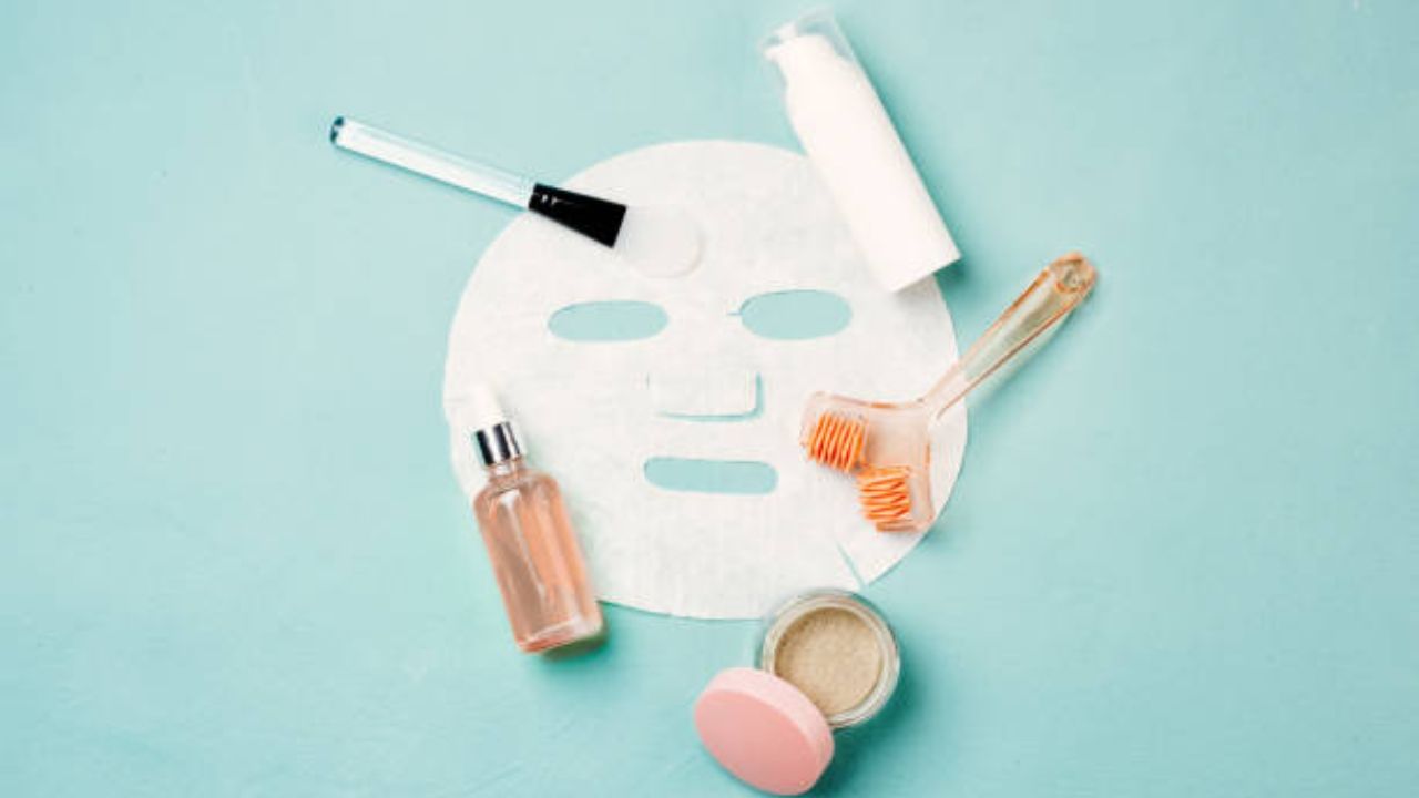 রোদে ত্বক ঝলসে গিয়েছে। ফেসওয়াশ ও ময়েশ্চারাইজারের বাইরে আলাদা করে ত্বকের যত্ন নেওয়া হয় না। কিন্তু দিনের শেষে ত্বকেরও বাড়তি যত্নের দরকার পড়ে। তখনই কাজে আসে শিট মাস্ক।