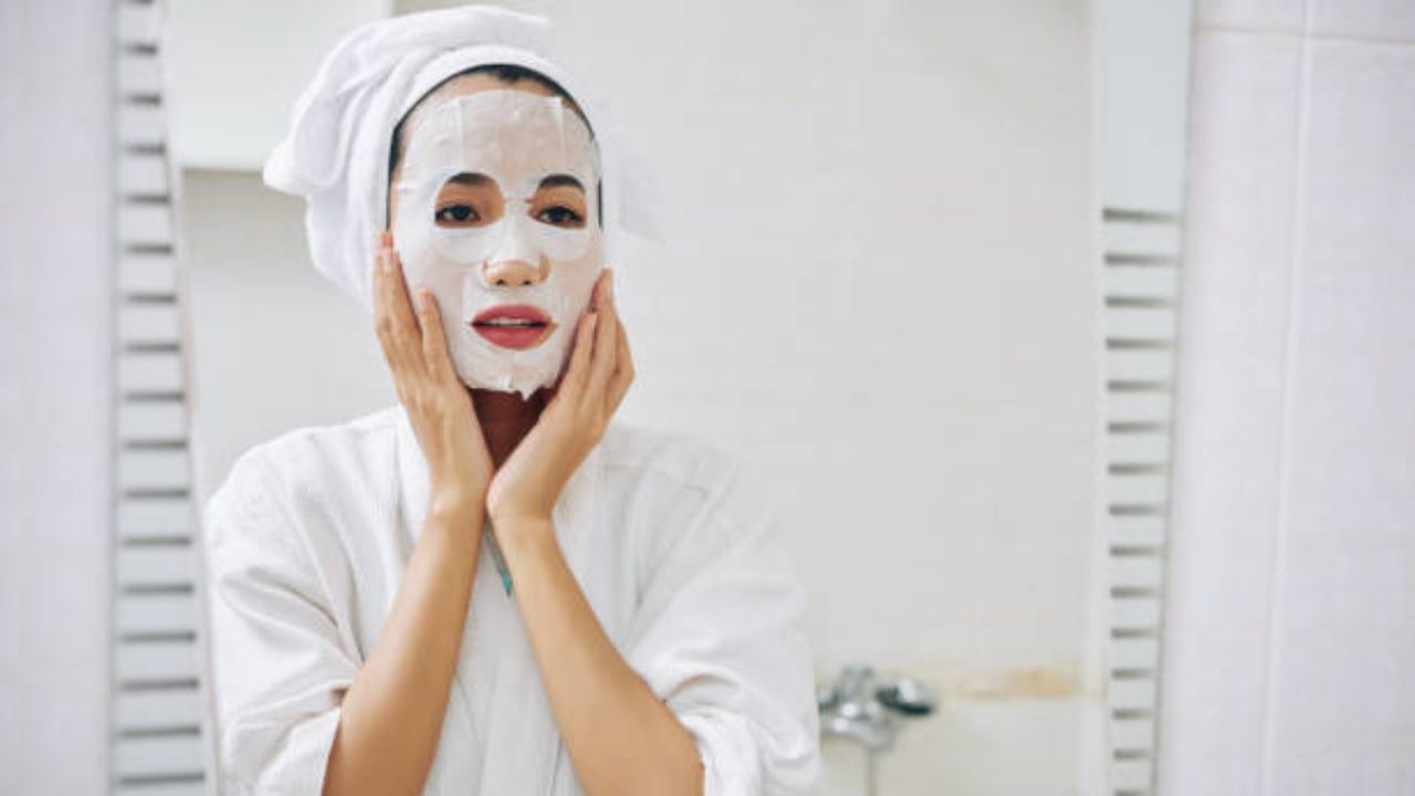 সবচেয়ে ভাল হয়, যদি শিট মাস্ক রাতে ঘুমোতে যাওয়ার আগে ব্যবহার করেন। এতে পরদিন সকালে তরতাজা অনুভব করবেন। শিট মাস্ক ব্যবহারের পর অবশিষ্ট সিরাম মুখের পাশাপাশি গলায়, ঘাড়ে মেখে নিন।