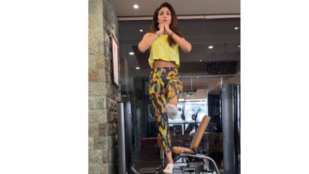 একটি সরু বেঞ্চে একটি পায়ের উপর দাঁড়িয়ে দুটো হাত বুকের কাছে জোড়া করে আরেকটি পা ঘুরিয়ে কীভাবে দেহের ভারসাম্য রাখা যায়, সেটাই ভিডিয়োটিতে তুলে ধরেছেন শিল্পা শেট্টি। এই পদ্ধতিটি সাধারণ ওয়ার্কআউটের থেকে একটু আলাদা ও কঠিন। তবে ফিটনেস ধরে রাখতে খুব কার্যকরী বলে উল্লেখ করেছেন অভিনেত্রী