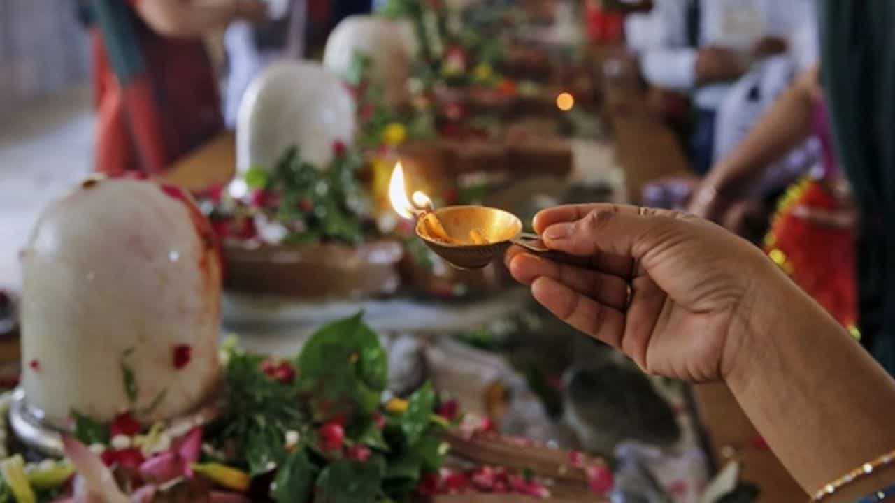 Mahashivratri 2024: শিবঠাকুরের মাথায় জল ঢালার পর এই আরতি করতে ভুলবেন না যেন! Mahashivratri 2024: শিবঠাকুরের মাথায় জল ঢালার পর এই আরতি করতে ভুলবেন না যেন!